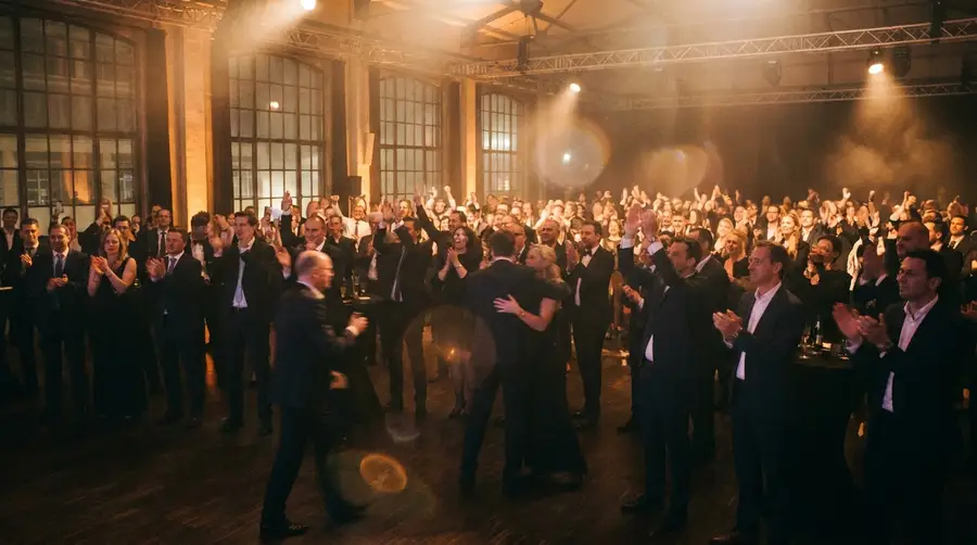 After movie d’entreprise : public d’un événement corporate qui applaudit