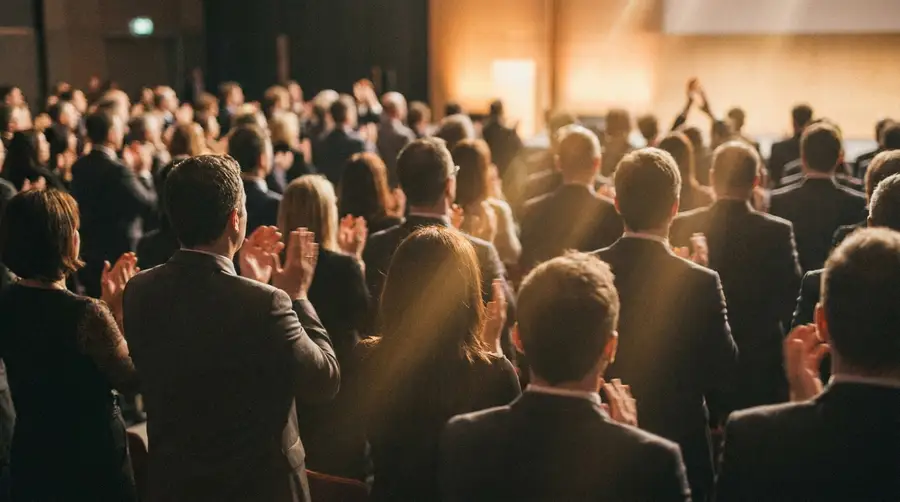 Public ému qui applaudit lors d’un événement d’entreprise
